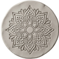 Präziser Stempelabdruck des Prägestempels Mandala Nalini in hellem, unglasiertem Ton. Das tiefe und saubere Relief auf der runden Tonplatte zeigt das perfekte Ergebnis dieses detailreichen Keramikstempels.