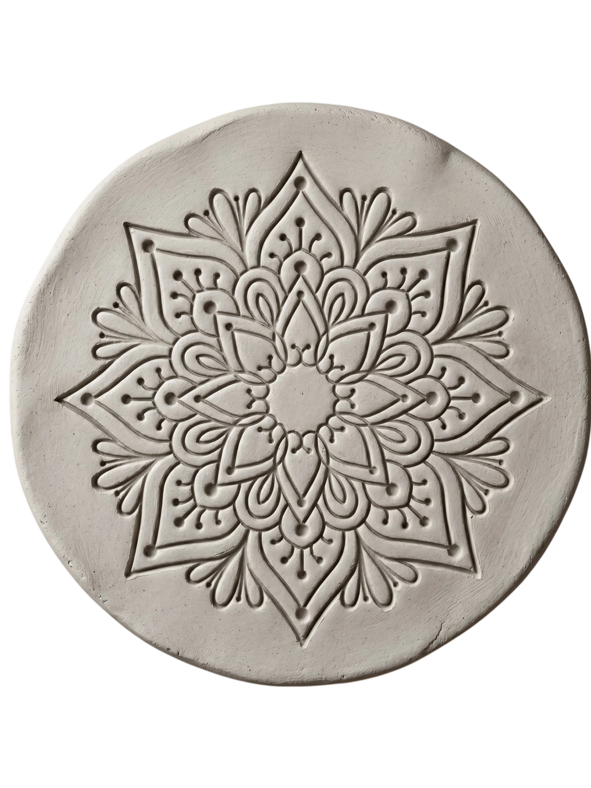 Präziser Stempelabdruck des Prägestempels Mandala Nalini in hellem, unglasiertem Ton. Das tiefe und saubere Relief auf der runden Tonplatte zeigt das perfekte Ergebnis dieses detailreichen Keramikstempels.