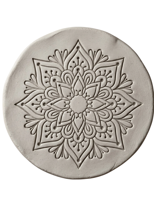 Präziser Stempelabdruck des Prägestempels Mandala Nalini in hellem, unglasiertem Ton. Das tiefe und saubere Relief auf der runden Tonplatte zeigt das perfekte Ergebnis dieses detailreichen Keramikstempels.