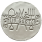 Präziser Stempelabdruck in hellem Ton mit dem Textstempel 'Mein Garten'. Das detailreiche Relief zeigt Gartengeräte und Pflanzenmotive auf einer handgemachten, runden Keramikplatte.