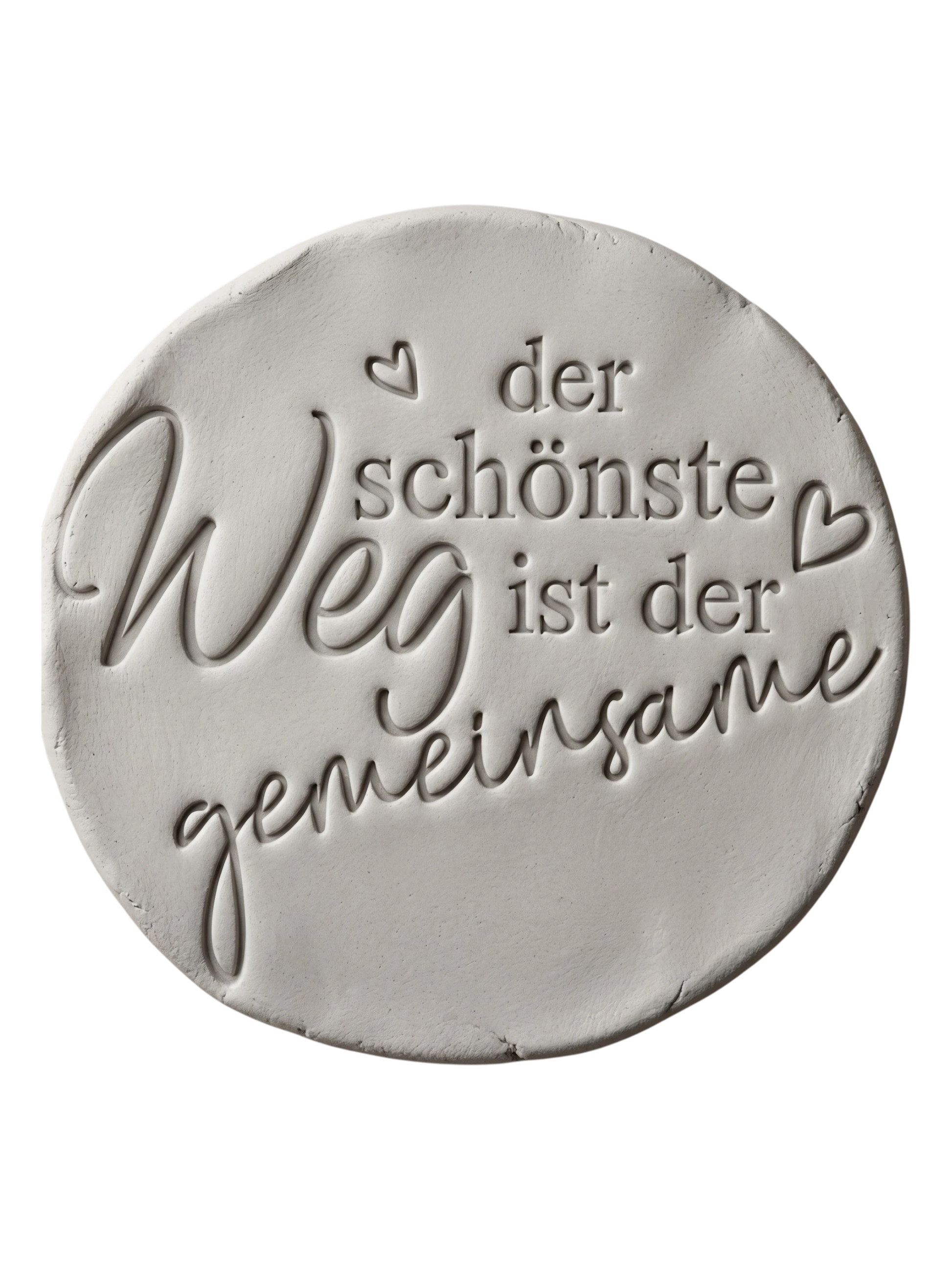 Sauberer Stempelabdruck des Textstempels in hellem Ton. Das detailreiche Relief zeigt den Spruch 'der schönste Weg ist der gemeinsame' mit kleinen Herzen auf einer unglasierten, runden Tonplatte.
