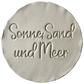 Präziser Stempelabdruck in hellem Ton mit dem maritimen Tonstempel 'Sonne, Sand und Meer'. Ein sauberer Keramikstempel für detailreiche und hochwertige Töpfer-Ideen.