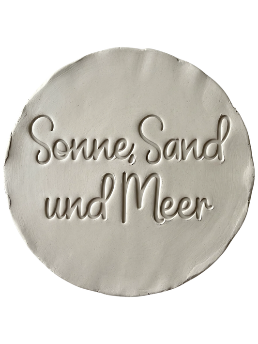 Präziser Stempelabdruck in hellem Ton mit dem maritimen Tonstempel 'Sonne, Sand und Meer'. Ein sauberer Keramikstempel für detailreiche und hochwertige Töpfer-Ideen.