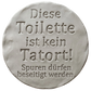 Sauberer und tiefer Stempelabdruck des Textstempels in hellem, unglasiertem Ton. Das detailreiche Relief zeigt klare Druckbuchstaben für perfekte, witzige Keramikschilder.
