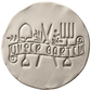 Präziser Stempelabdruck in hellem Ton mit dem Textstempel 'Unser Garten'. Das detailreiche Relief zeigt Gartengeräte und Pflanzenmotive auf einer handgemachten, runden Keramikplatte.