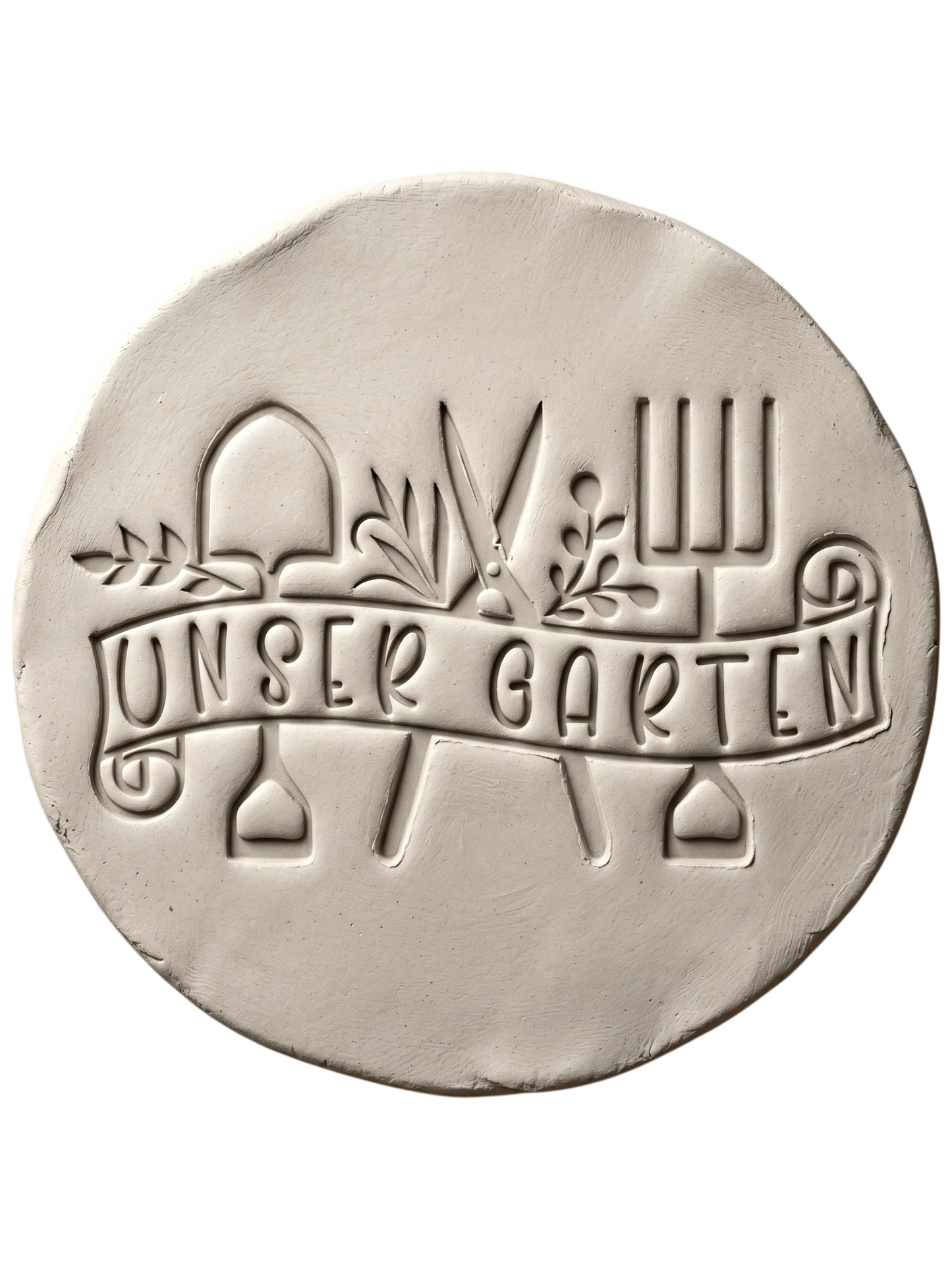 Präziser Stempelabdruck in hellem Ton mit dem Textstempel 'Unser Garten'. Das detailreiche Relief zeigt Gartengeräte und Pflanzenmotive auf einer handgemachten, runden Keramikplatte.