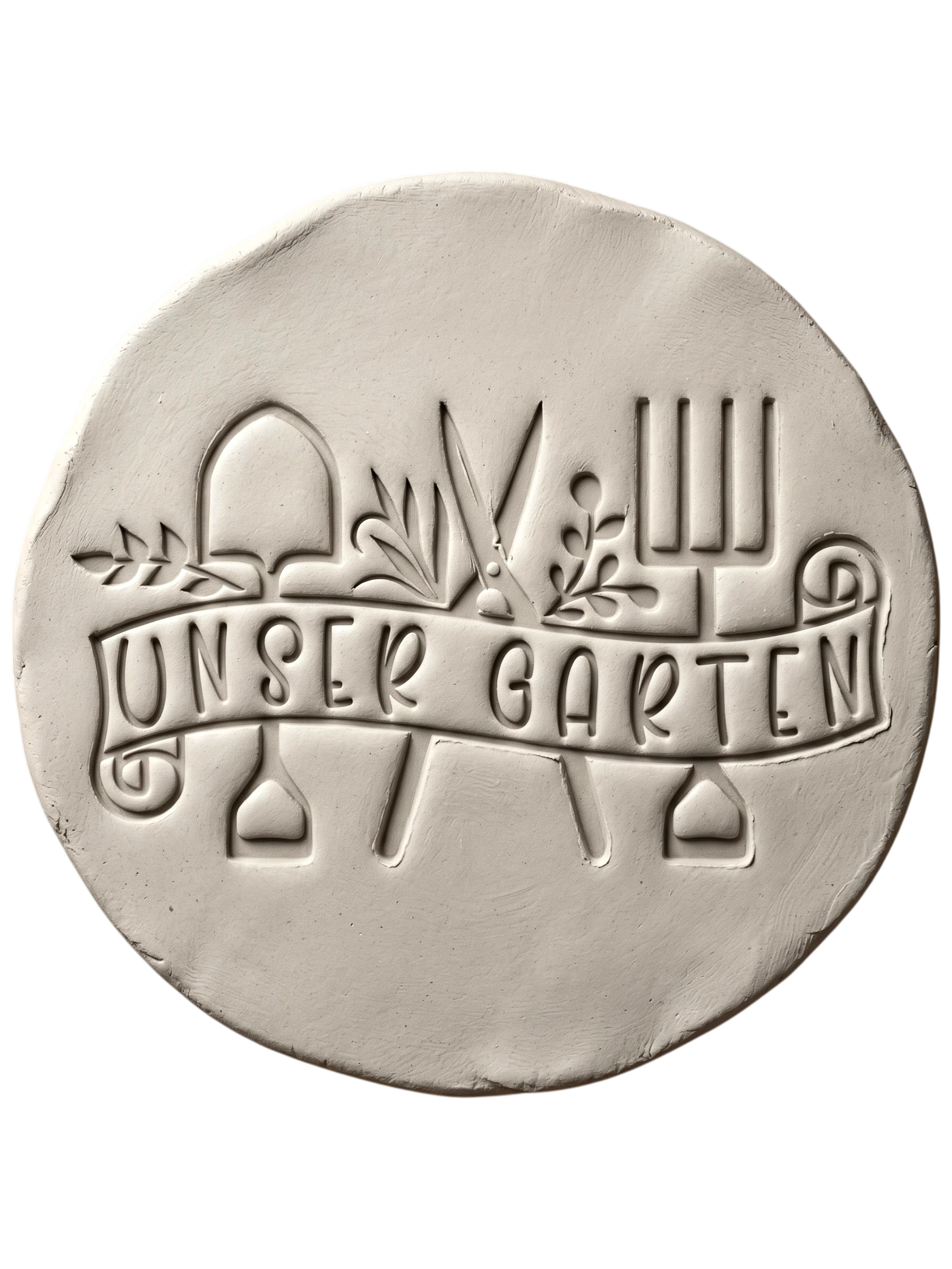 Präziser Stempelabdruck in hellem Ton mit dem Textstempel 'Unser Garten'. Das detailreiche Relief zeigt Gartengeräte und Pflanzenmotive auf einer handgemachten, runden Keramikplatte.