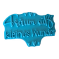 Schrägansicht des Tonstempels 'Träum süß, kleines Wunder'. Das Töpferwerkzeug aus türkisfarbenem Material besticht durch ein tiefes Relief für perfekte Abdrücke.