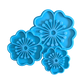 Direkte Draufsicht auf das freigestellte blaue 3er-Set Tonstempel mit Blumen-Umrissen für Keramik.