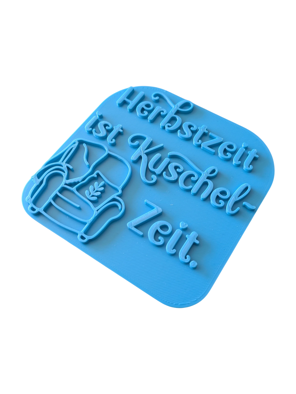 Perspektivische Detailansicht des blauen Stempels Herbstzeit ist Kuschelzeit für gemütliche Herbst-Keramik.