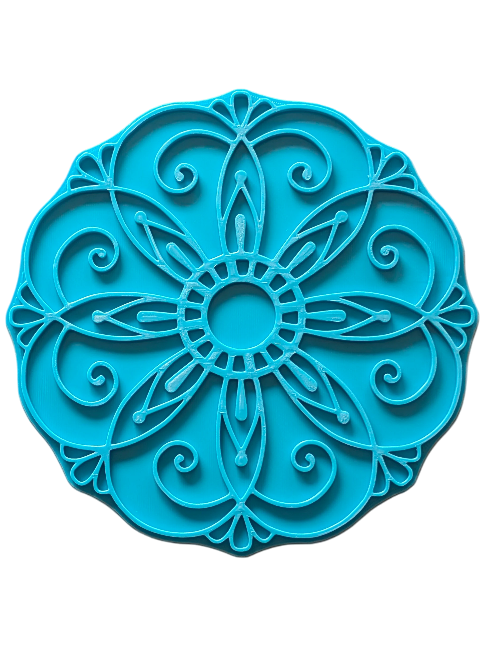 Draufsicht auf den großflächigen Motivstempel Mandala. Ein präziser Keramikstempel für symmetrische Muster auf handgemachten Tonstücken.