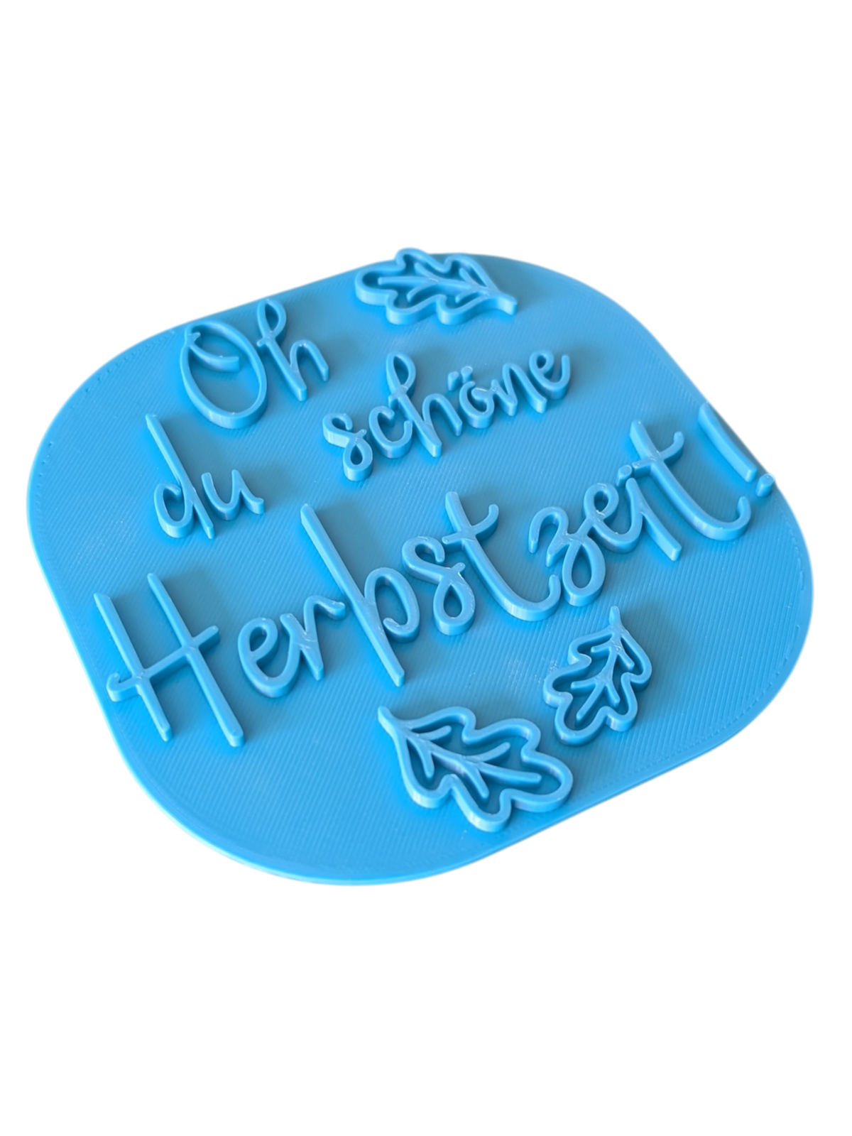 Perspektivische Detailansicht des blauen Stempels Oh du schöne Herbstzeit für gemütliche Herbst-Keramik.