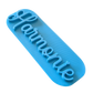 Perspektivische Detailansicht des blauen Stempels mit dem Schriftzug Harmonie und feinen Konturen für Töpferarbeiten.