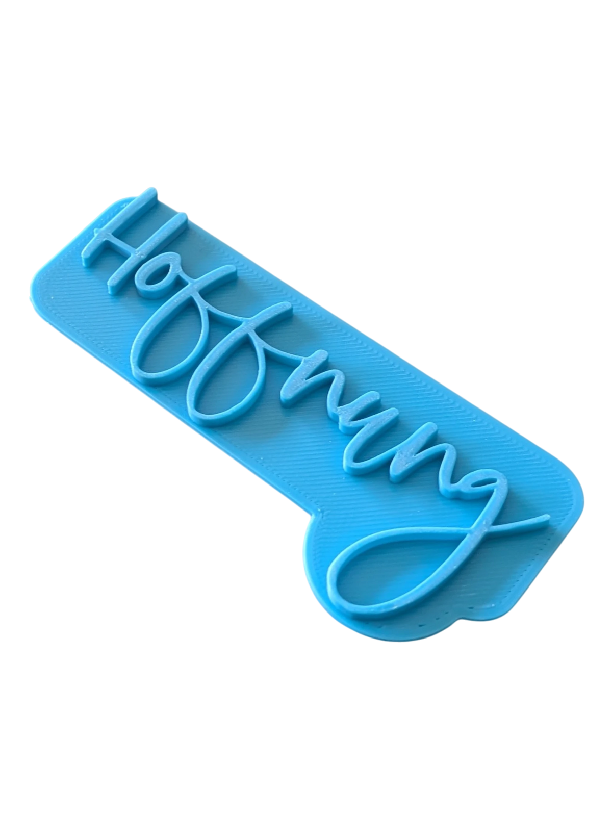 Perspektivische Detailansicht des blauen Stempels mit dem Schriftzug Hoffnung für Töpferarbeiten.