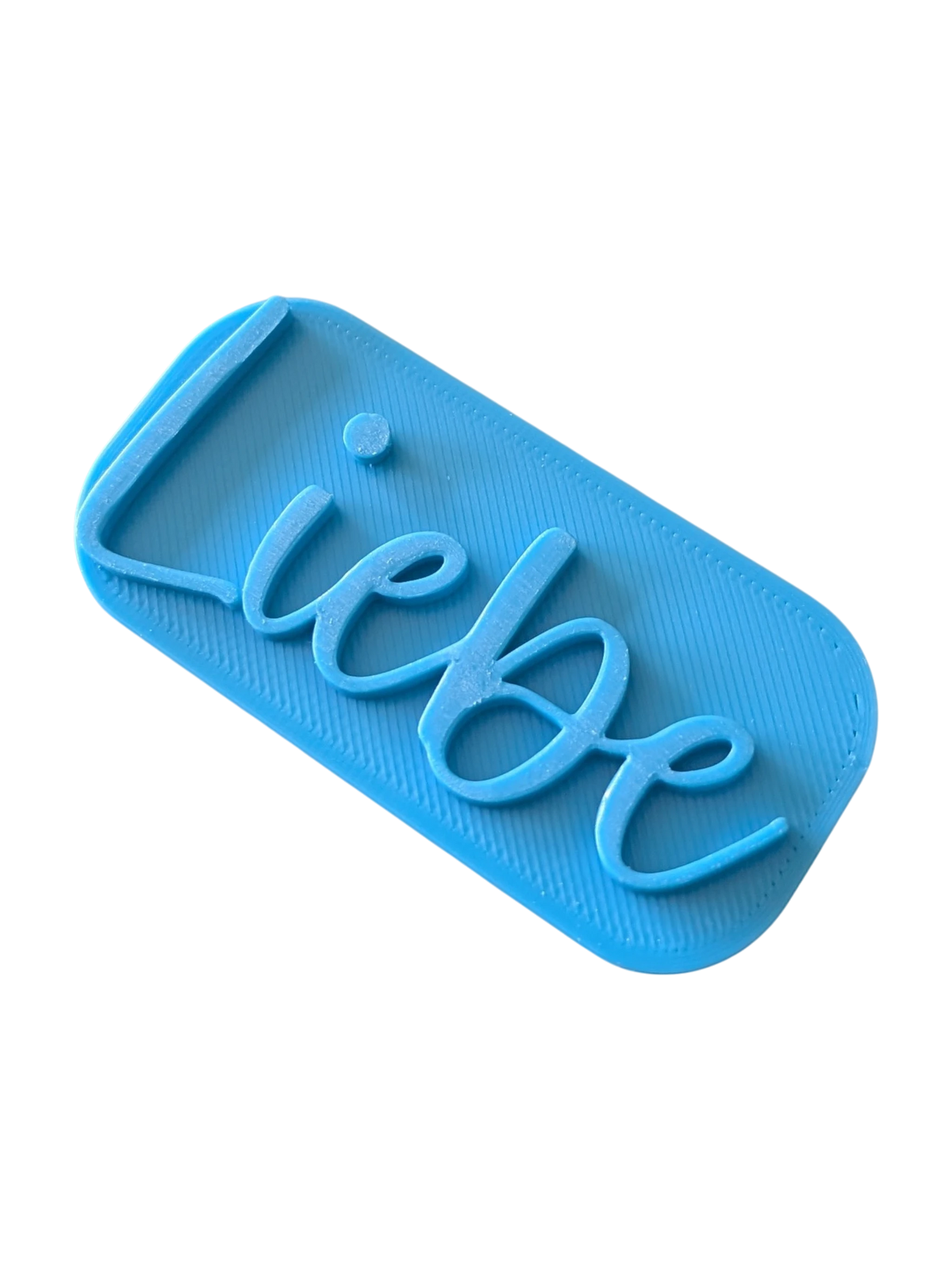Perspektivische Detailansicht des blauen Stempels mit dem Schriftzug Liebe für Töpferarbeiten in den Größen 7 und 10 cm.