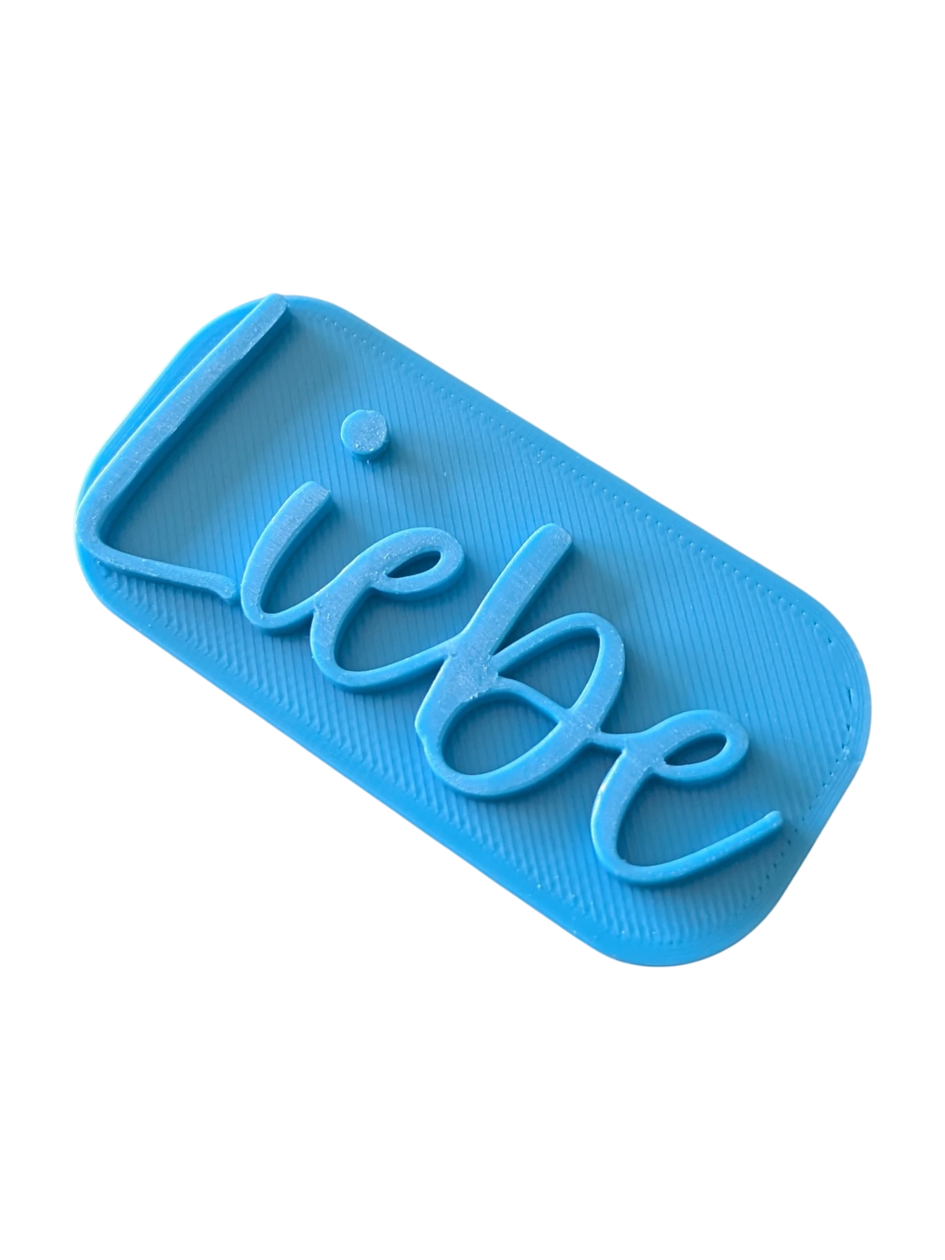 Perspektivische Detailansicht des blauen Stempels mit dem Schriftzug Liebe für Töpferarbeiten in den Größen 7 und 10 cm.