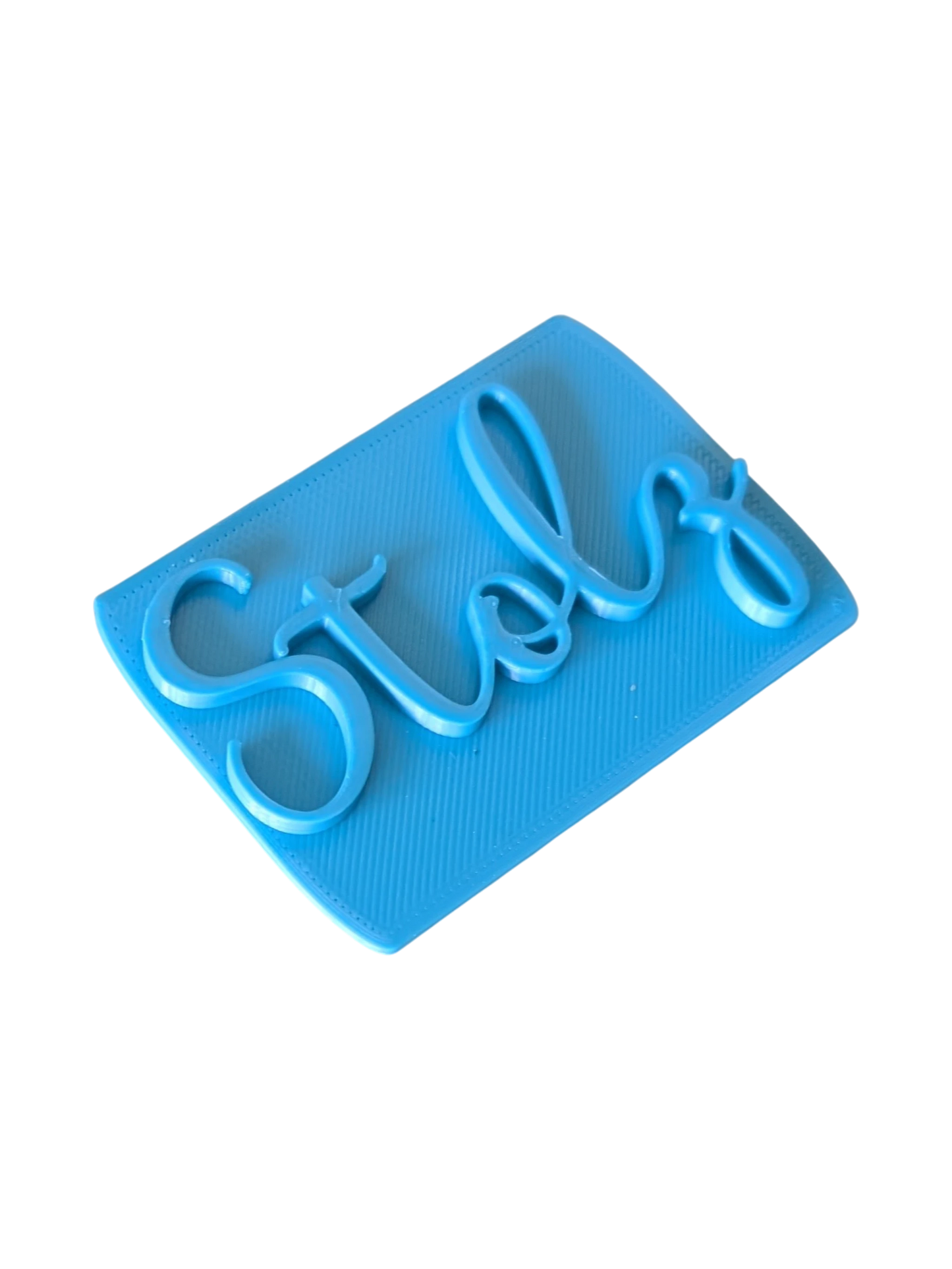 Perspektivische Detailansicht des blauen Stempels mit dem Schriftzug Stolz für Töpferarbeiten.