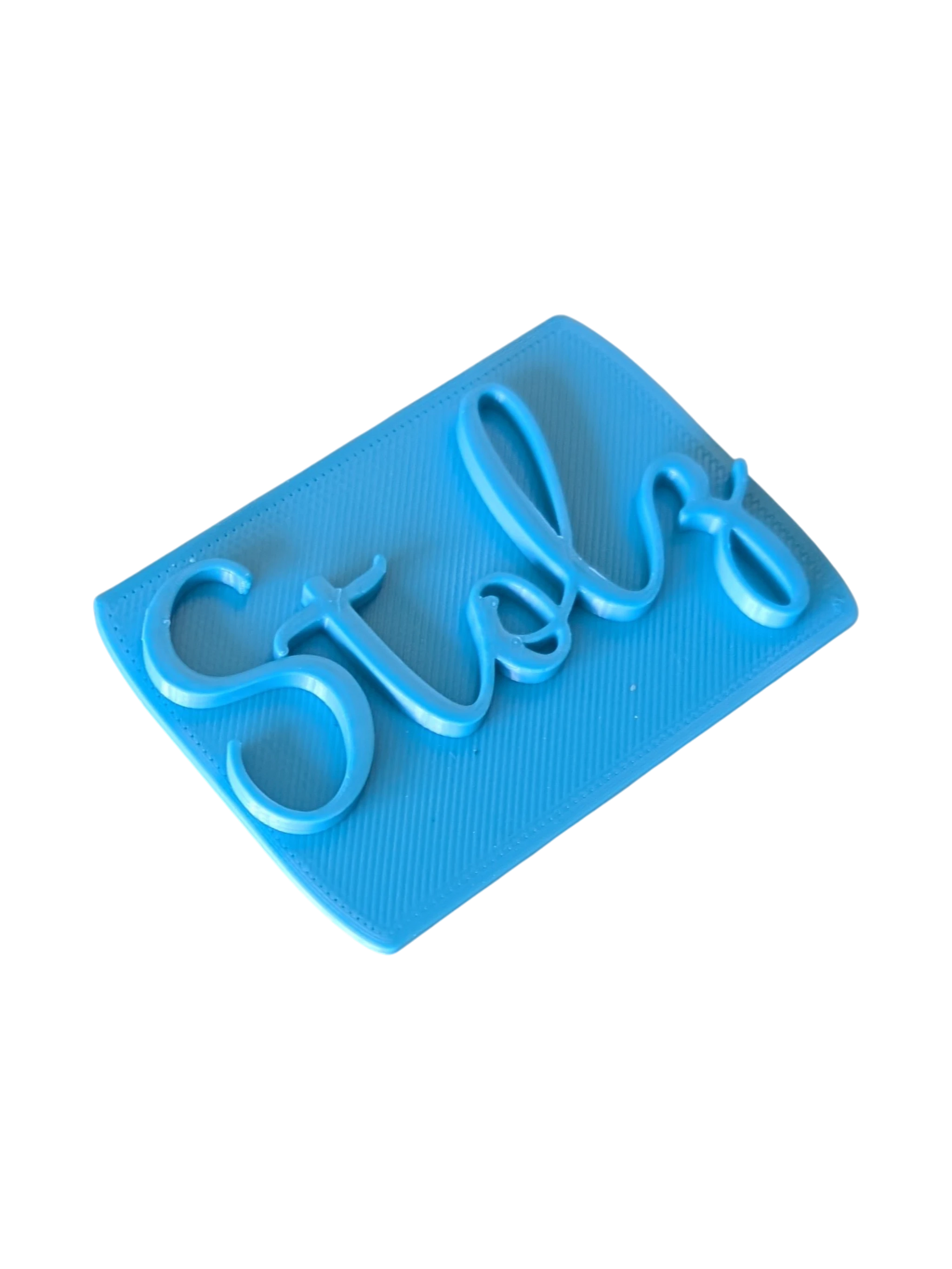 Perspektivische Detailansicht des blauen Stempels mit dem Schriftzug Stolz für Töpferarbeiten.