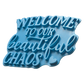 Detailansicht des Prägestempels „Welcome to our beautiful chaos“. Die präzisen Konturen garantieren ein sauberes Ergebnis beim Töpfern von individueller Keramik-Deko.