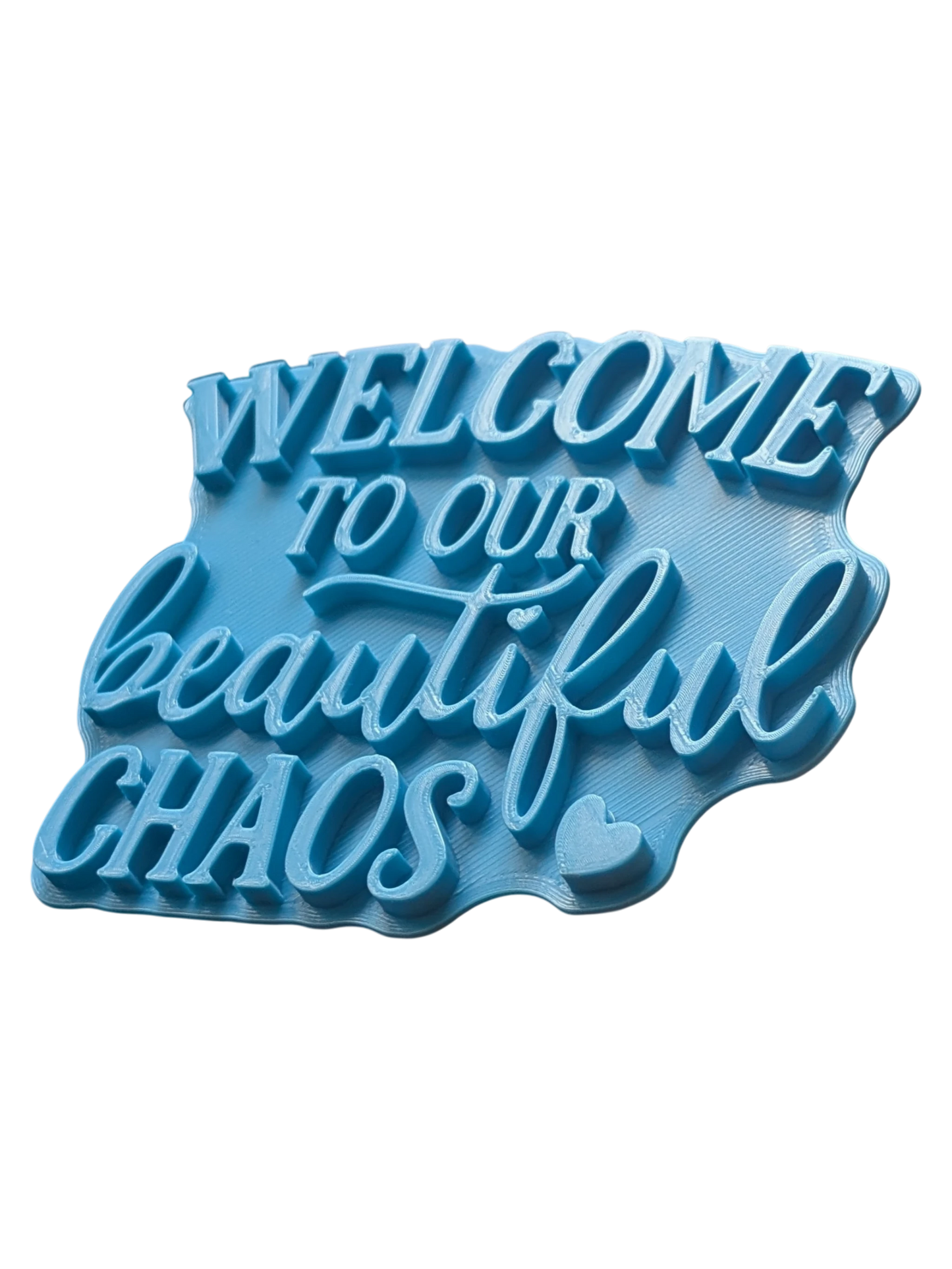 Detailansicht des Prägestempels „Welcome to our beautiful chaos“. Die präzisen Konturen garantieren ein sauberes Ergebnis beim Töpfern von individueller Keramik-Deko.
