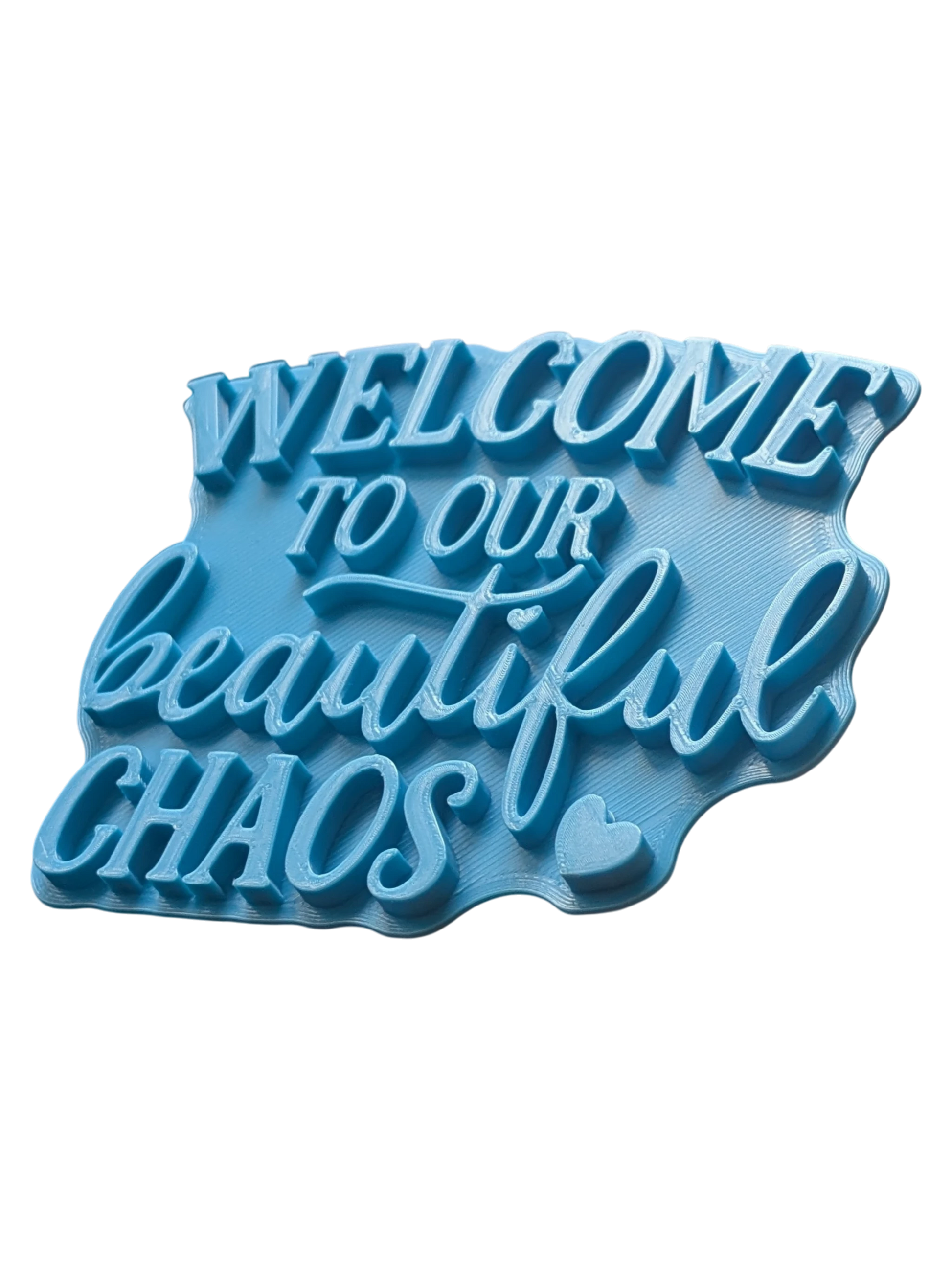 Detailansicht des Prägestempels „Welcome to our beautiful chaos“. Die präzisen Konturen garantieren ein sauberes Ergebnis beim Töpfern von individueller Keramik-Deko.