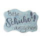 Handgefertigtes Türschild aus Keramik mit dem Spruch 'Bitte Schuhe ausziehen'. Hellblaue Sprenkel-Glasur mit dunkel akzentuierter Schrift, erstellt mit einem MinseArt Keramikstempel.