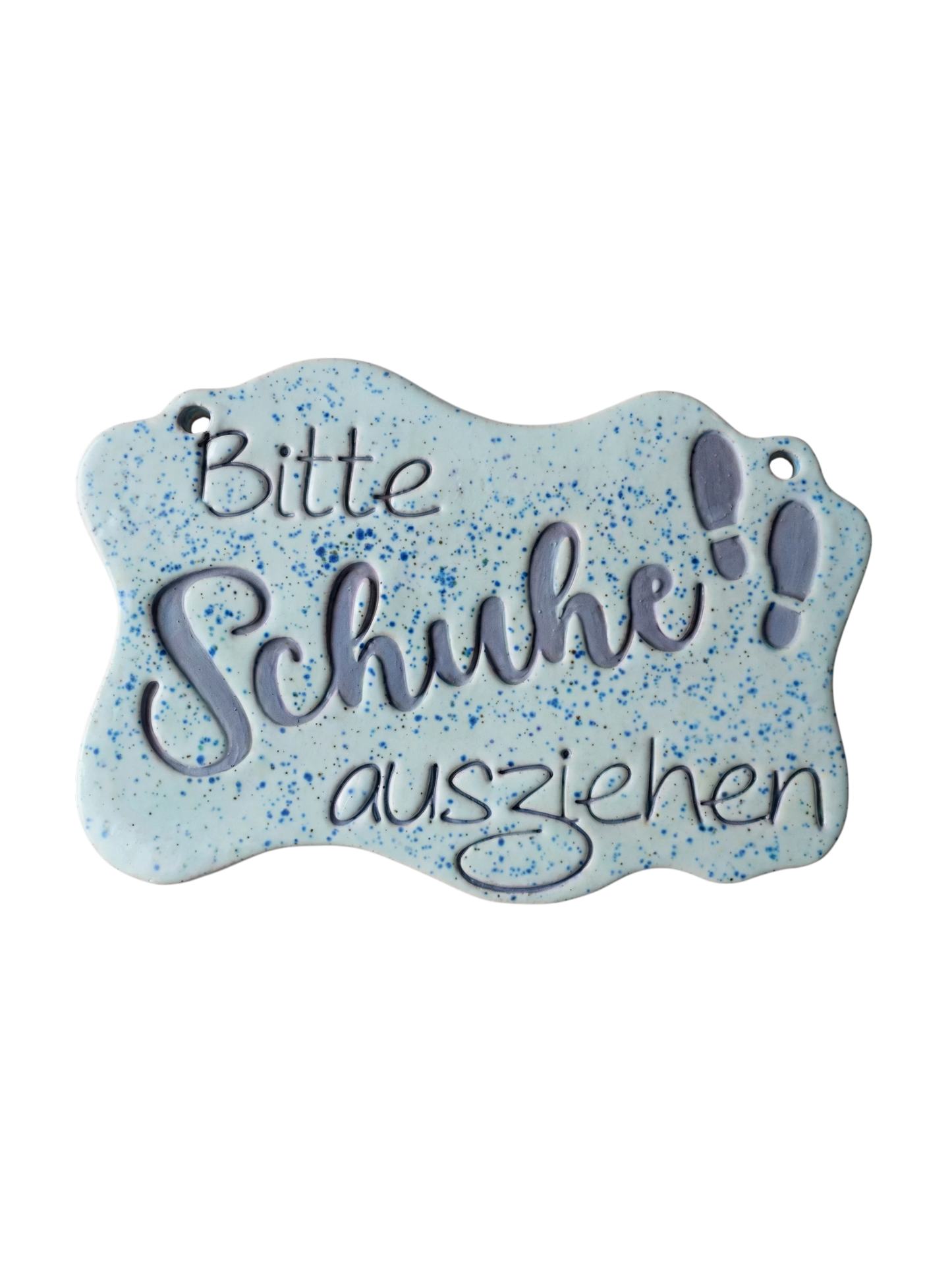 Handgefertigtes Türschild aus Keramik mit dem Spruch 'Bitte Schuhe ausziehen'. Hellblaue Sprenkel-Glasur mit dunkel akzentuierter Schrift, erstellt mit einem MinseArt Keramikstempel.