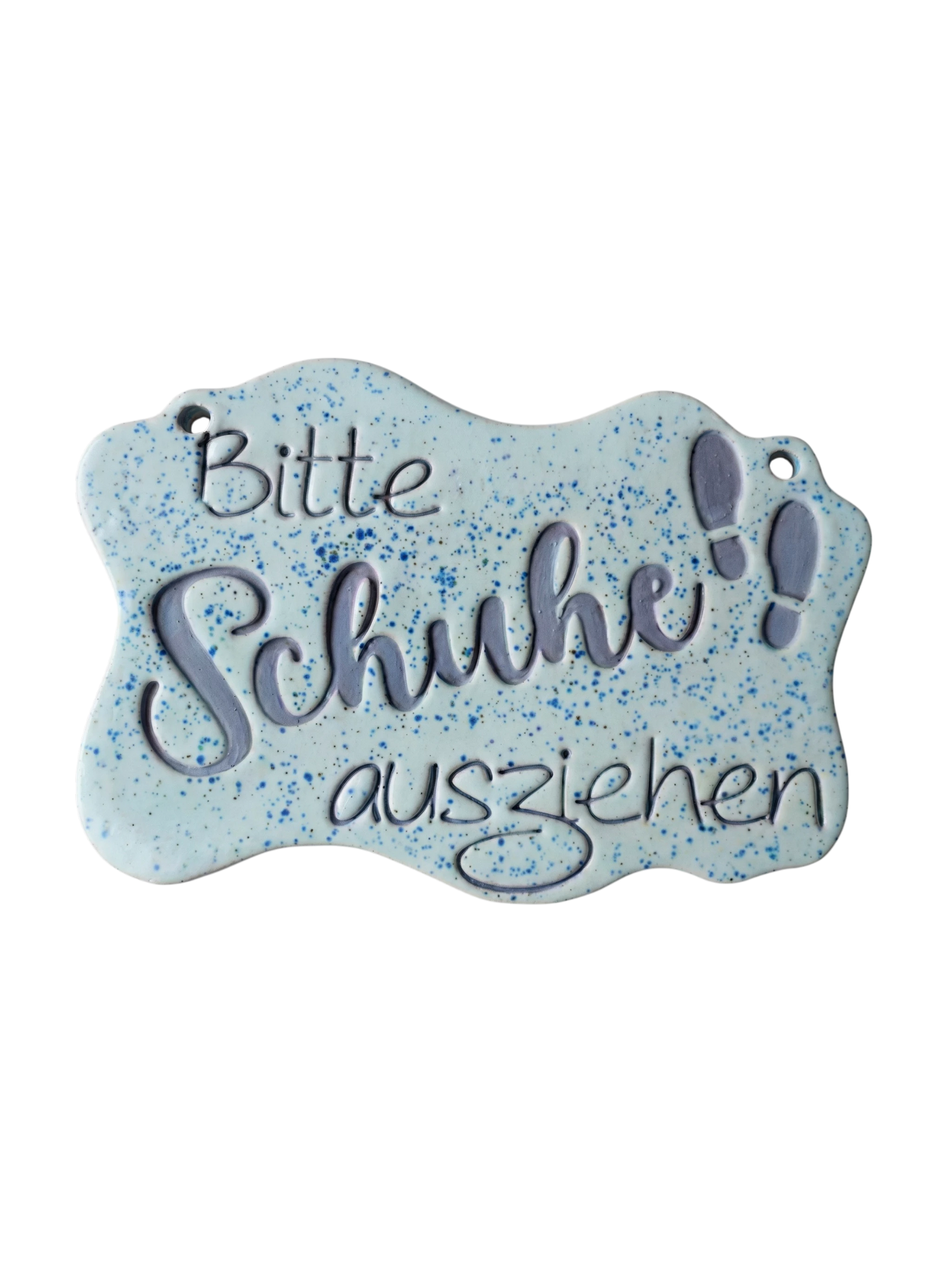 Handgefertigtes Türschild aus Keramik mit dem Spruch 'Bitte Schuhe ausziehen'. Hellblaue Sprenkel-Glasur mit dunkel akzentuierter Schrift, erstellt mit einem MinseArt Keramikstempel.
