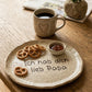 Handgetöpferter rustikaler Teller mit der Prägung 'Ich hab dich lieb Papa', gedeckt mit Brezeln und Kaffee. Inspiration für eine kreative Töpfer-Idee für Väter.