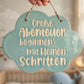 Fertig glasiertes Wandbild aus Keramik in Wolkenform mit dem Spruch 'Große Abenteuer beginnen mit kleinen Schritten'. Eine inspirierende Töpfer-Idee für das Kinderzimmer. Die präzisen Konturen wurden mit einem MinseArt Keramikstempel geprägt.