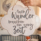 Fertig glasiertes Wandbild aus Keramik in Wolkenform mit dem Spruch 'Auch Wunder brauchen ein wenig Zeit'. Eine inspirierende Töpfer-Idee für das Kinderzimmer. Die präzisen Konturen wurden mit einem MinseArt Keramikstempel geprägt.