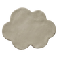 Eine Tonplatte die mit einem Wolkenförmigen Ausstecher von MinseArt ausgestochen worden ist.