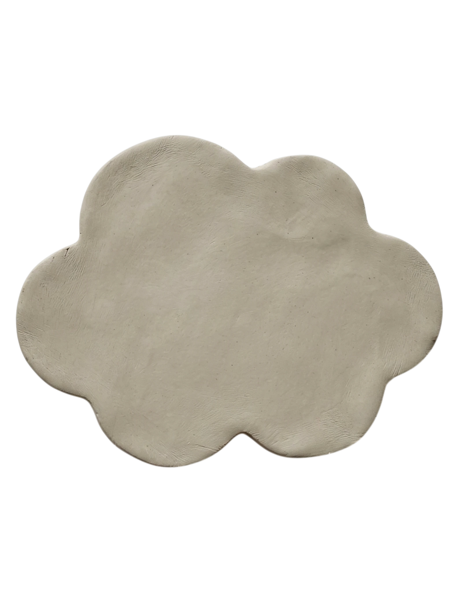 Eine Tonplatte die mit einem Wolkenförmigen Ausstecher von MinseArt ausgestochen worden ist.